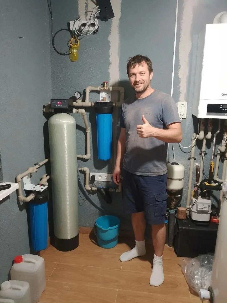 Установленная система очистки воды с фильтрующей колонной